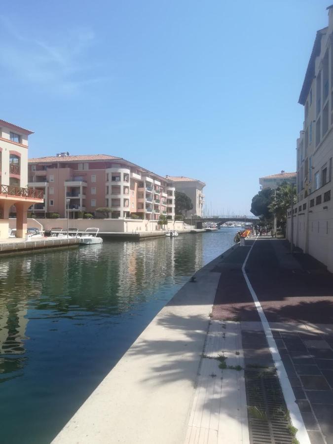 Sur Le Quai De Port Frejus Fréjus Exterior foto