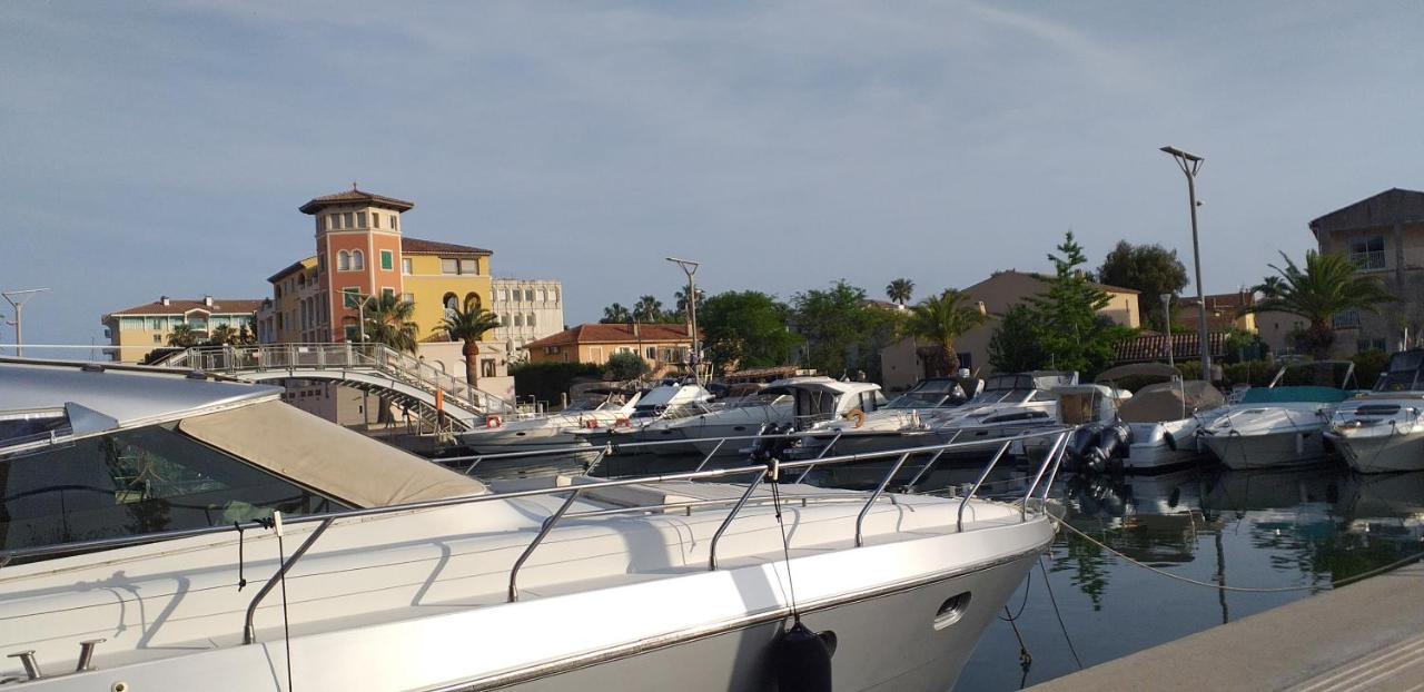 Sur Le Quai De Port Frejus Fréjus Exterior foto
