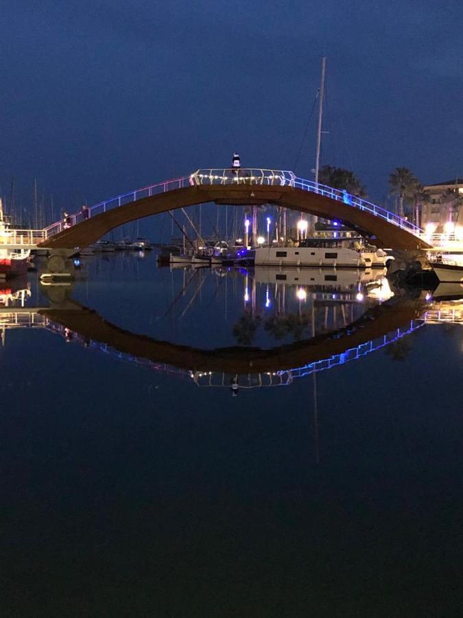 Sur Le Quai De Port Frejus Fréjus Exterior foto